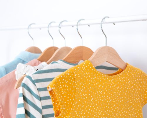 interno-della-decorazione-della-stanza-dei-bambini-con-i-vestiti_23-2149096035